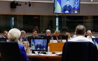 Po prehre Ukrajiny Zelenský hrozí 20 miliónmi utečencov do EÚ