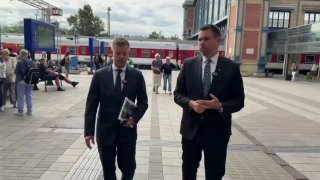 Pétera Magyara opľul neznámy pán na železničnej stanici. Riziká živych prenosov…