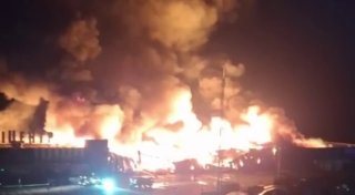 Video z požiaru po včerajšom útoku na nákupné centrum „Epicentr“ v Sumy na Ukra…