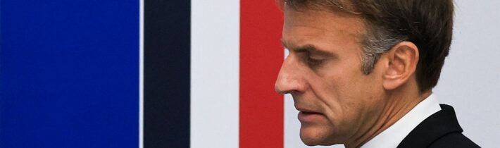 BBC: Macronov prejav k národu utlmiť francúzske protesty nedokázal