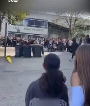 Zo sociálnych sietí.. Matky všade materstvo; vo francúzskych protestoch matka za…