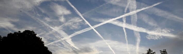 Bill Gates označil chemtrails za „konspirační teorii“ – a poté přiznal, že buduje globální infrastrukturu k jejich řízení