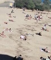 Koniec októbra a blázniky sa kúpu   aj tak sa dá protestovať v Antibes …