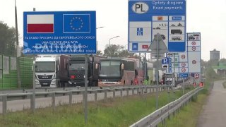 Stovky nákladných vozidiel uviazli v dopravnej zápche na poľsko-ukrajinskej hran…