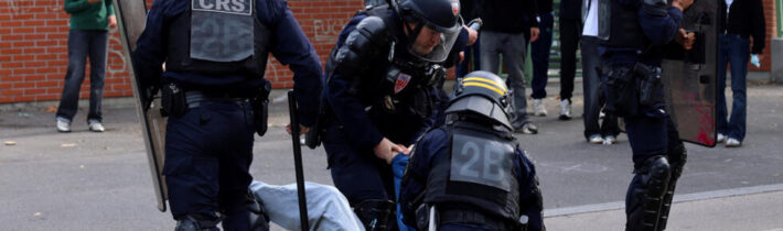 Anadolu: Francúzske úrady brutálne potláčajú protesty v krajine