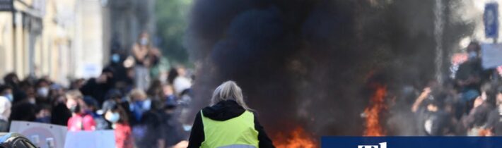 The Guardian: Ulice Francúzska ovládol chaos