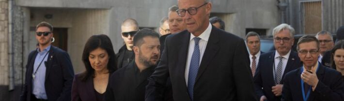 Chay Bowes: V Kyjeve sa hneď po stretnutí Merza a Zelenského rozozvučali sirény