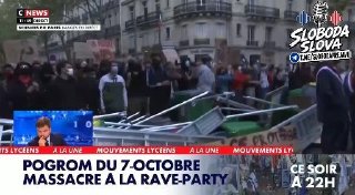 Žena, ktorá držala izraelskú vlajku počas protestu na podporu Palestíny pred uni…