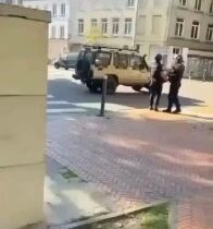 Vo Francúzsku policajné vozidlo sa pokúsilo v plnej rýchlosti vraziť do skupiny …