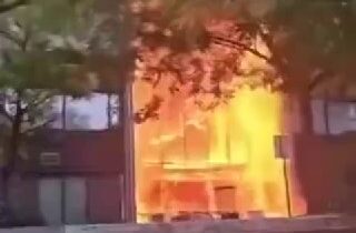 Gymnázium menom Nelsona Mandelu sa stalo terčom protestov študentov a škôlkarov…
