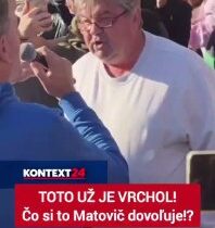 Blázon s mikrofónom v ruke má jediné šťastie, že oproti nemu nestál niekto labil…