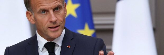 Bloomberg: Za Macrona sa Francúzsko stalo najslabším článkom Európy