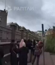 Muž v Holandsku nakrútil zábery ľudí, ktorí sa snažili zapísať svoje deti do bez…