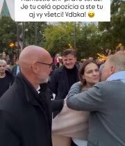 Na bratislavskom Námestí SNP sa začína opozičný protest, trvať má vyše hodinu …