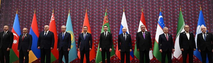 Vladimir Putin priletel na summit SNŠ