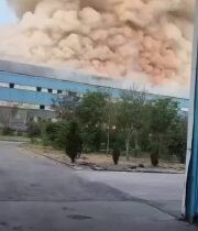 Masívny požiar zničil hliníkovú továreň v meste Arak, Irán.Záznamy ukazujú hustý…
